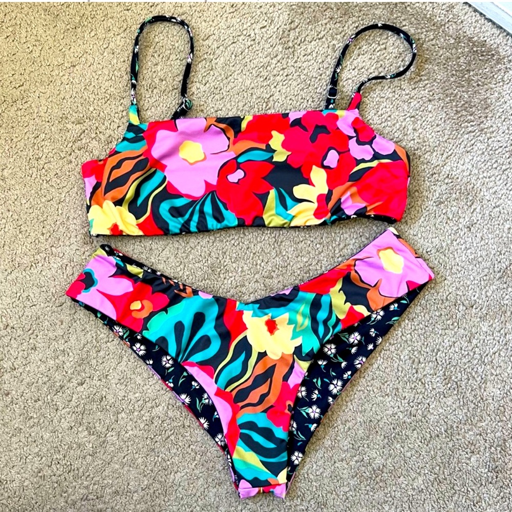 Billabong reversible bikini- floral